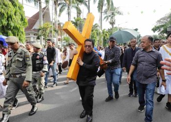 Peringatan Wafatnya Yesus Kristus, Wali Kota Pematangsiantar Ikuti Prosesi Jalan Salib